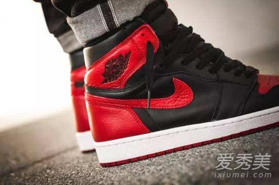 Aj1黑红脚趾刺鼻的味道是怎么回事aj1黑红脚趾真假