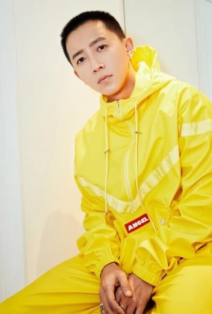 这是街舞韩庚。它是什么牌子的黄色连衣裙?我在哪里可以买到它?