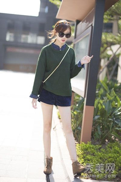 长袖夹克，配短裤，腿部清新漂亮