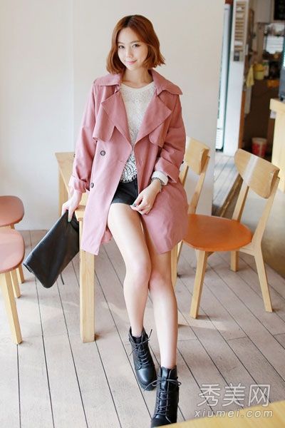 通过经典实用的风衣抵御秋风，增强气场。