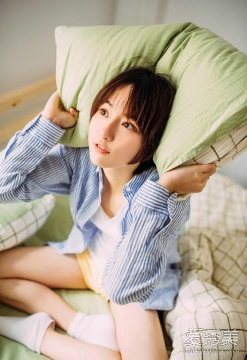 汽车展成为浓妆、眯着眼睛、全裸的“奶展”模特