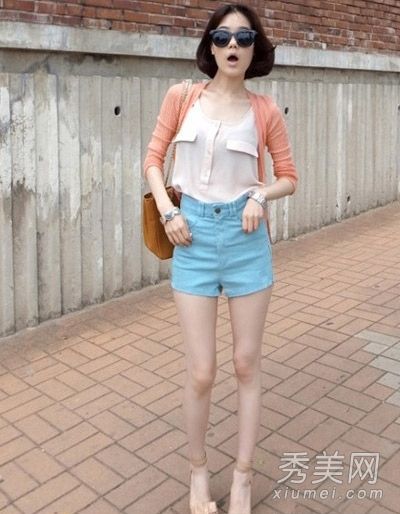 初秋时尚搭配以独特的技巧展现高瘦。