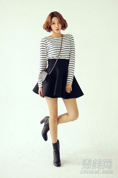 这件夹克被系在高腰裙子里，以示秋天的高配。