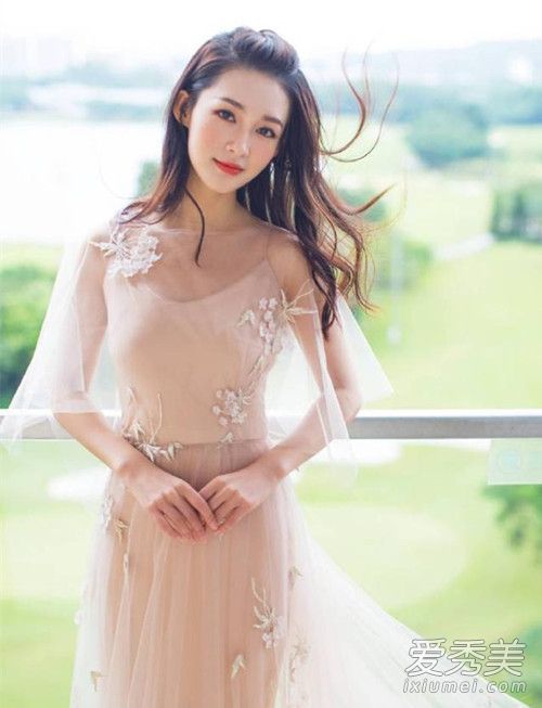 秦丽跨界主持刘海编织+仙女裙美女！