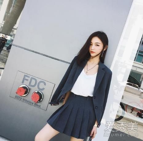 西方短裙好看吗?9种相配的款式会让你整个春天都很美