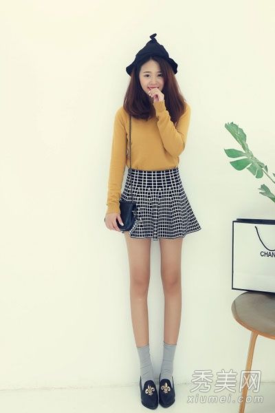 秋季半长裙搭配策略打造活泼的低龄连衣裙