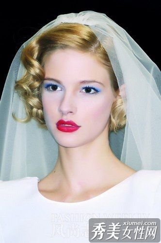 短发扫过化妆品最流行的脸。