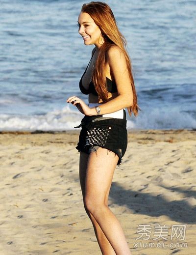 坏女孩林赛·罗汉比基尼展示八字奶