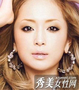 厚重的眼线是派对魅力眼妆的最大亮点