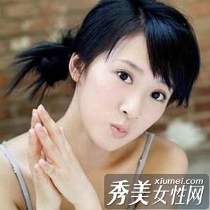 擦干眼睛,用水湿润。冬天洗洗眼睛。