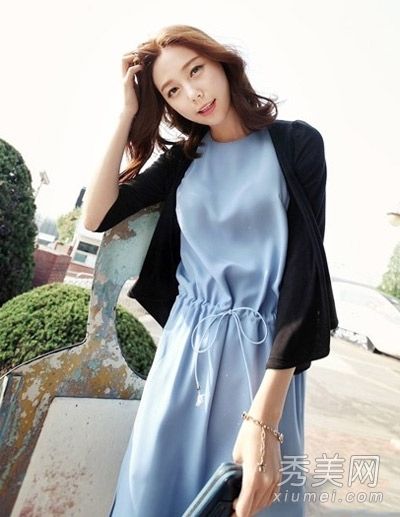 凉爽天气穿着羊毛衫+连衣裙。