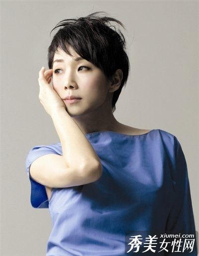 大牌女演员用不同的眼睛形状展示精确的眼睛保护。