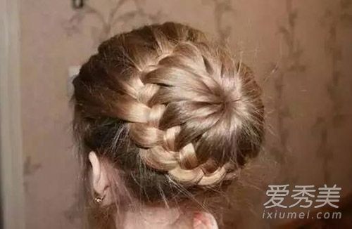 编织花穗头的打结方法像公主一样高贵。