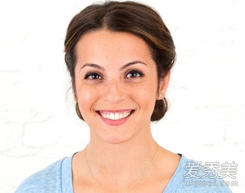 如何做一个中等的发型,并把它扎成一个优雅的低髻