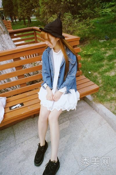 牛仔外套是最多才多艺的，裙子甜美俏皮