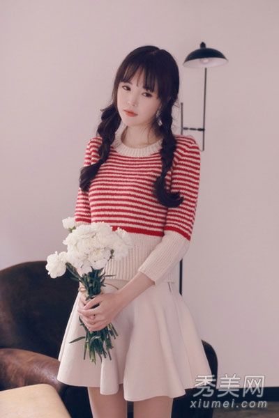 条纹毛线衫清新甜美,搭配裙子和裤子很实用