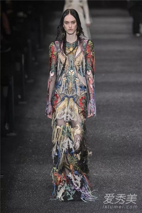 2018年服装的时尚潮流就在这里。