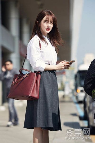 学习尹恩惠穿白色衬衫和伞裙的甜美复古风格