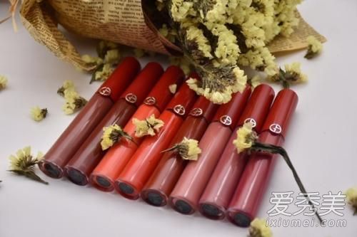 阿玛尼唇釉黑管和红管区分哪个更好,阿玛尼黑管还是红管