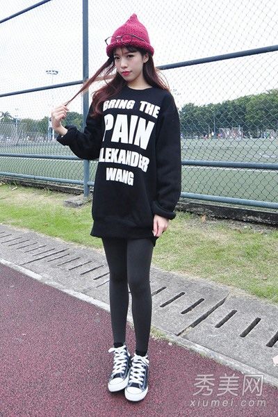 卫衣配绑腿。胖子用这种方式看起来最苗条。