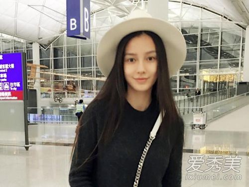 杨颖的造型师透露,这位女演员在素面背后化了浓妆。