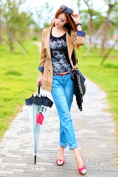 秋装搭配风衣外套，款式新颖，备受青睐