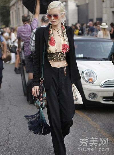 秋大衣配长裤套装给人一种休闲的感觉。