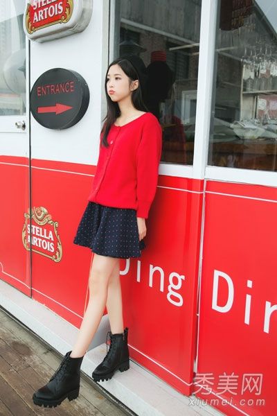 秋裙打造甜美旅行毛衣背心休闲搭配