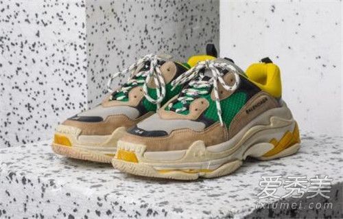 巴黎世家老爹是如何系鞋带和擦鞋的？