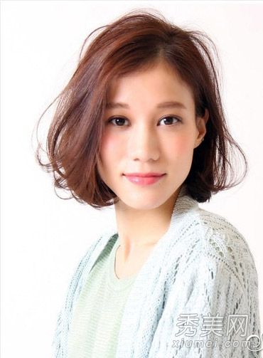 留着时髦发型、卷发和化妆的长脸女孩得满分