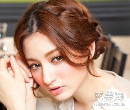 万文的发辫盘发教程展示柔美