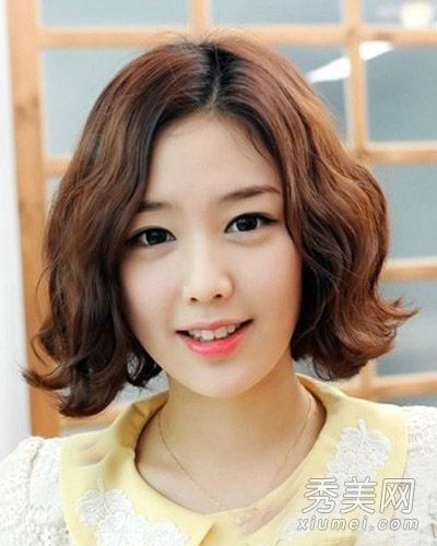 什么发型是最薄的脸,微微卷曲的头发和小脸型