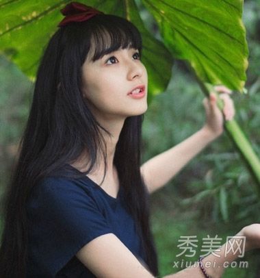 圆脸女孩最适合直发,这种发型容易减肥,而且有一张椭圆形的脸。