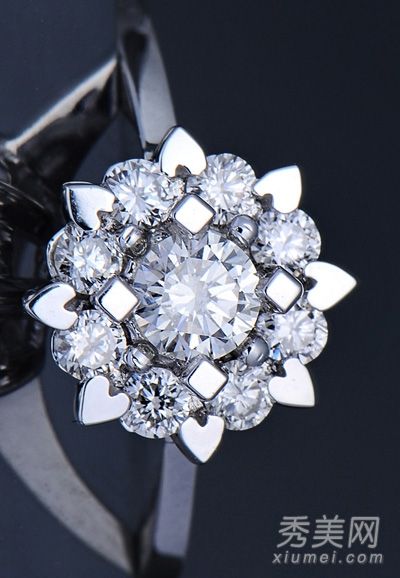 秋天给你的指尖增添了一抹风情,闪耀着DIA戒指。