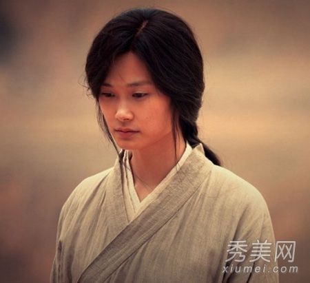 李宇春的短发变成了长发,变得女性化