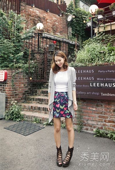 初秋的连衣裙配羊毛衫和裙子非常漂亮。