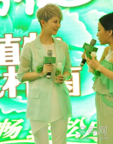 克里斯蒂娜多彩的发色引发了大胆挑战水果妹妹的潮流