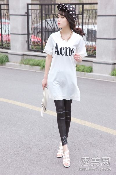 宽松的t恤配紧身裤非常薄，顶部很宽，底部很窄。