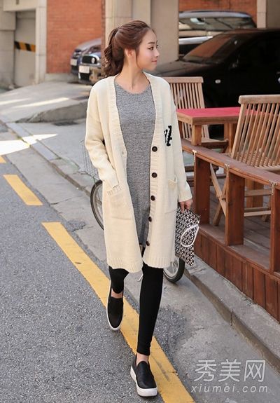 如何在国庆出游时穿针织开衫和裙子都可以