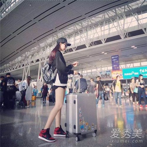 Aj1黑色和红色脚趾妇女的图片aj1黑色和红色脚趾头发价格