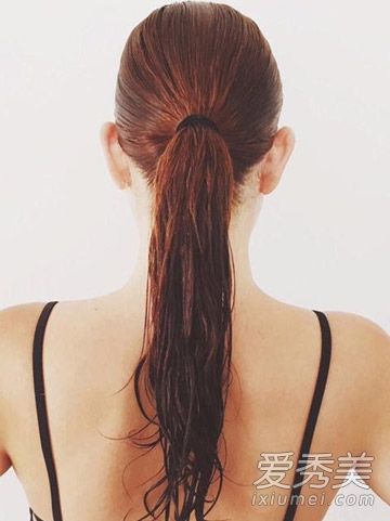 DIY & head。卷曲的马尾辫可以在早上湿的时候扎起来。