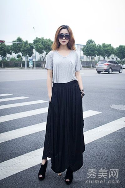 长裙和t恤搭配可以和初秋玩耍。