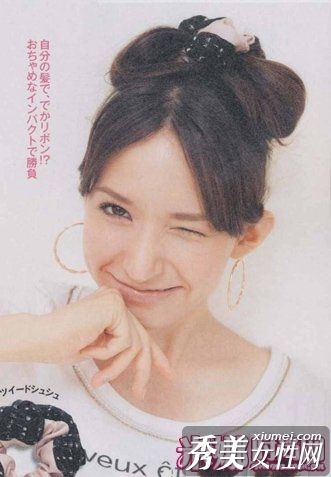 轻度成熟的混血女孩展示了发饰的巧妙搭配