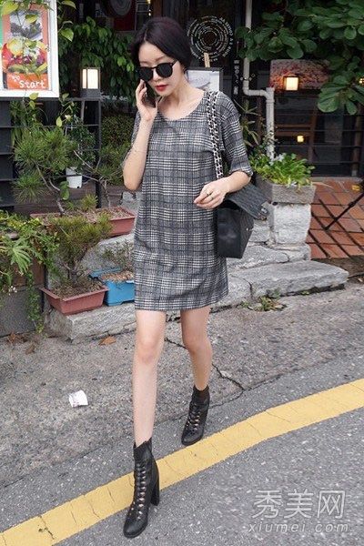 秋装搭配短靴看起来很时尚