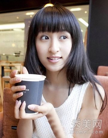 这个女孩的黑发适合什么发型?天然直发是首选。