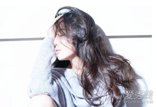 假发、发带和发夹是帮助你度过令人尴尬的刘海时期的三大法宝。