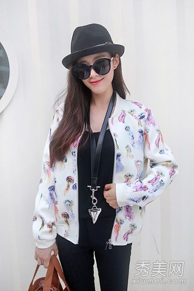 棒球服+绑腿降低年龄的大学时尚风格