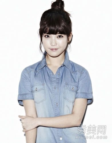 韩国可爱的女演员IU展示了如何巧妙运用发型来装饰圆脸。