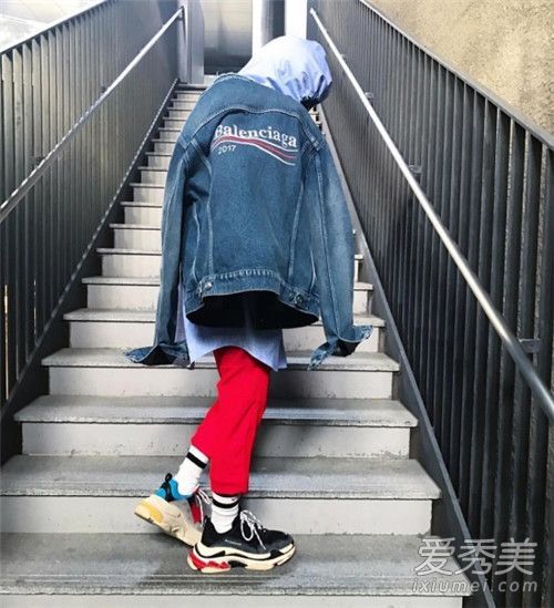 巴黎世家爸爸的白色鞋子看起来旧吗?巴黎世家爸爸的鞋子有多重