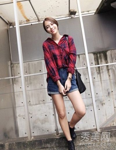秋季穿格子衬衫展现时尚活力